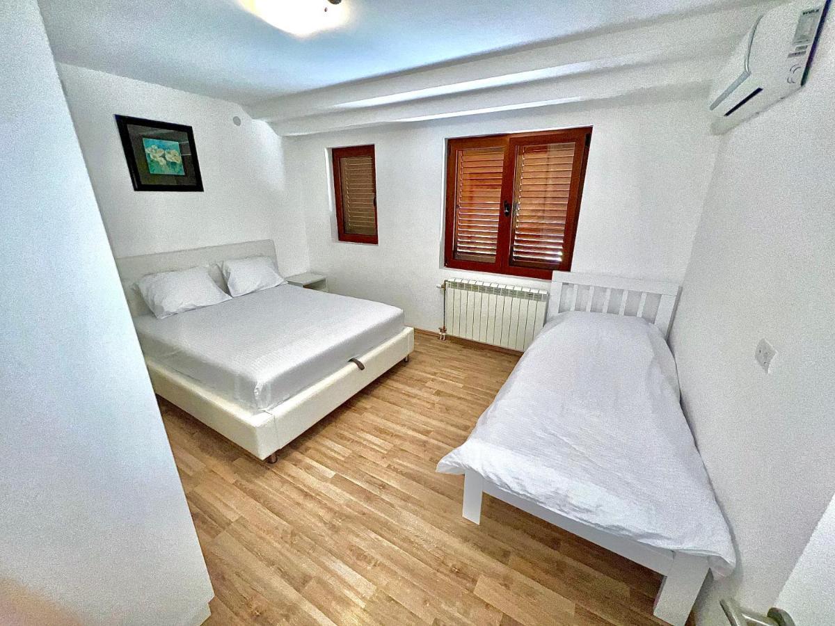 Apartments Family Tivat Exterior photo